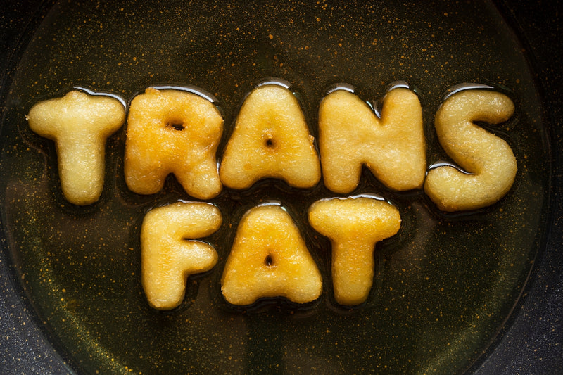 Gebäck in der Pfanne bildet das Wort Trans Fat