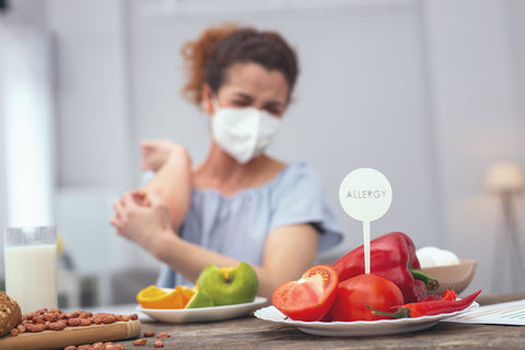 Vitamin C Lebensmittel: Frau hat eine Allergie gegen Obst und Gemüse