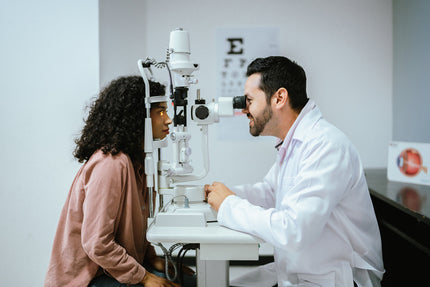 Frau lässt ihre Augen beim Optiker untersuchen