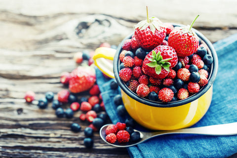 Eine Schüssel mit verschiedenen Beeren
