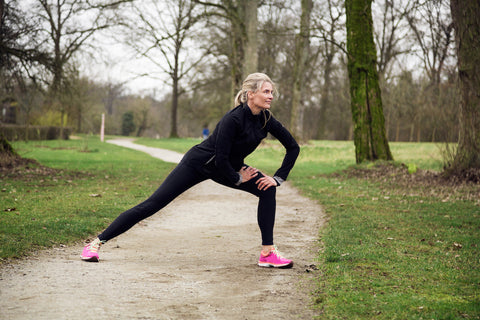 Eine Frau dehnt sich nach dem Joggen