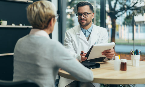 Arzt im Gespräch mit Patientin