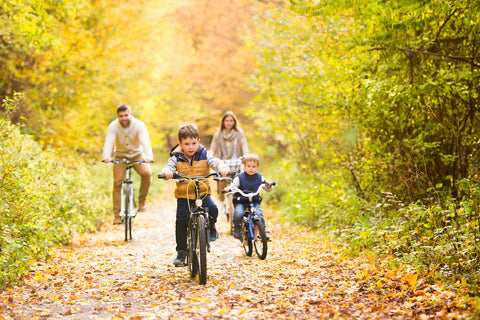 Familie macht Fahrradtour