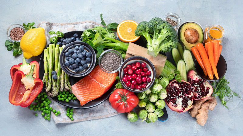 Ein Tisch voller gesunder Lebensmittel: Obst, Gemüse, Fisch, Gewürze