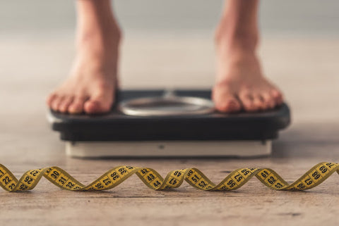 Progesteronmangel: Füße auf einer Waage