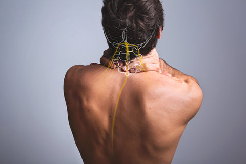 Vagusnerv: Mann massiert seinen Nacken zur Vagusnerv-Stimulation