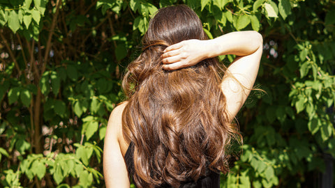Frau zeigt ihre Haare von hinten