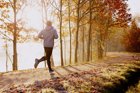 Mann joggt draußen