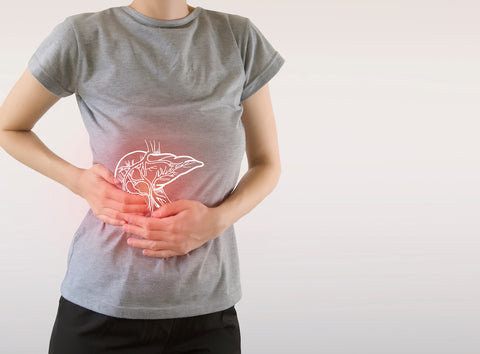 Zucker ungesund: Frau hält sich den Bauch an der Stelle, wo sich die Leber befindet