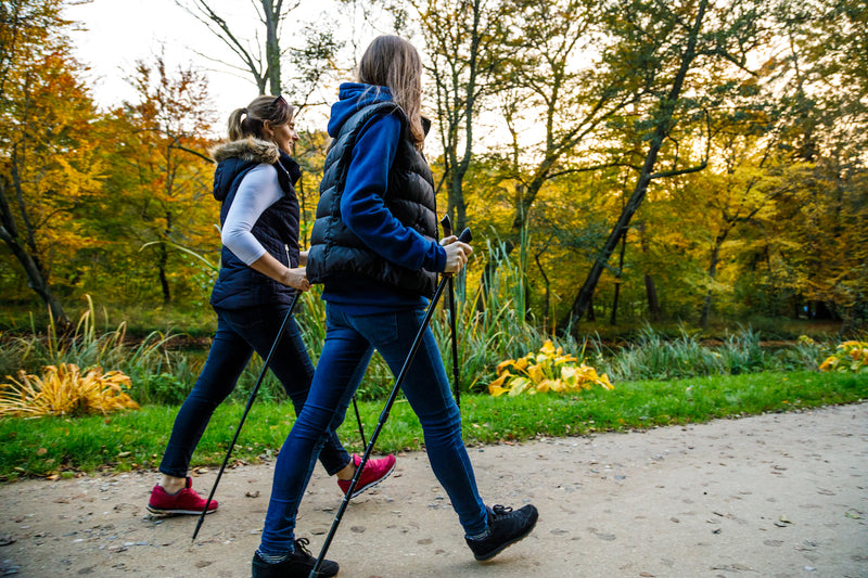 Zwei Frauen machen zusammen Nordic Walking