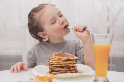 Mädchen isst Pancakes