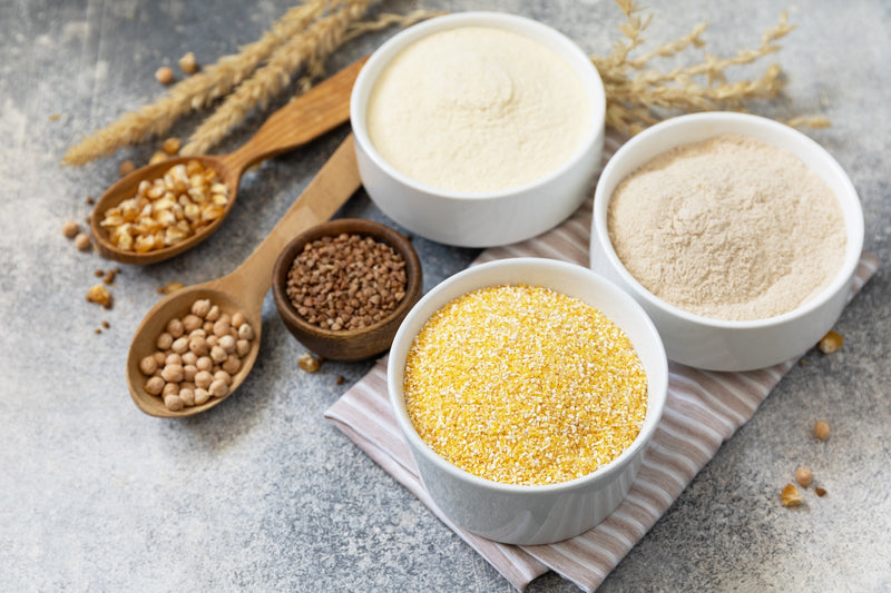 Ernährungsformen: verschiedene Getreidesorten in Schalen