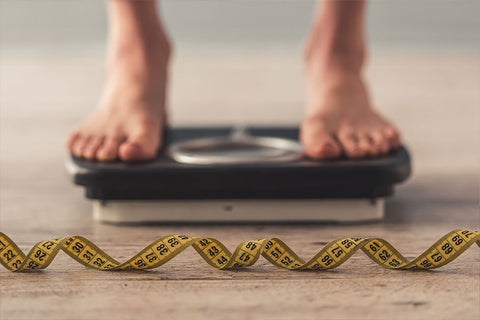 Was ist Kollagen: Füße auf einer Waage