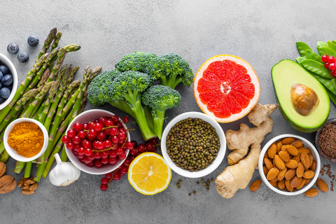 Beste Antioxidantien: Auswahl bunter Lebensmittel mit Antioxidantien