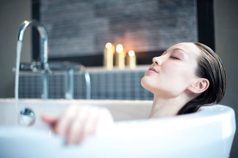 Tipps gegen Erkältung: Frau liegt in der Badewanne