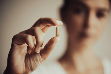 Omega-3-Erfahrung: Frau zeigt eine Omega-3-Kapsel