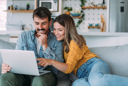 VitaMoment Club: Mann und Frau shoppen zusammen am Laptop