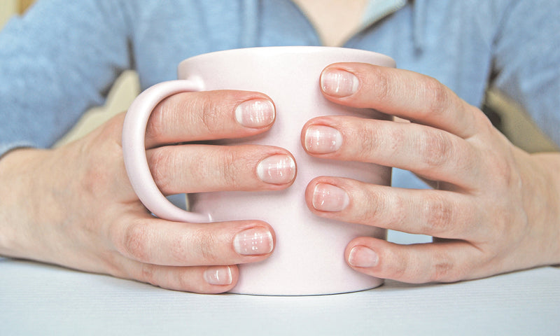 Tasse mit Milch, die Calcium enthält