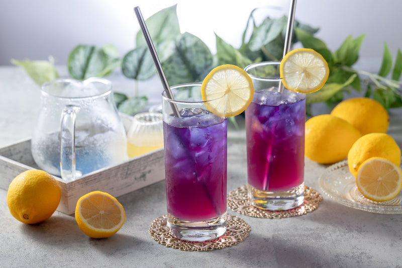 Zwei Gläser mit Clear-Protein-Limonade
