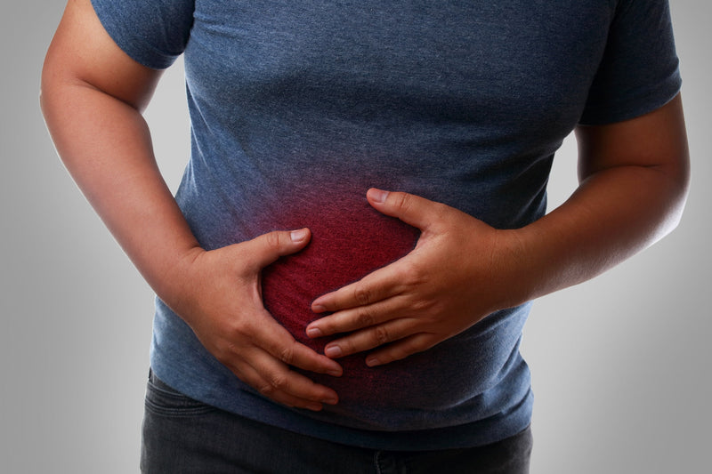 Fettleber Symptome Ursachen: Mann hält sich den Bauch auf Höhe der Leber