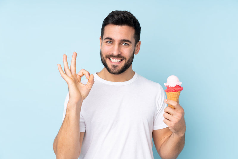 Mann mit Eiscreme