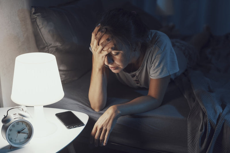 Frau verzweifelt Bett Nacht Lampe Handy Uhr