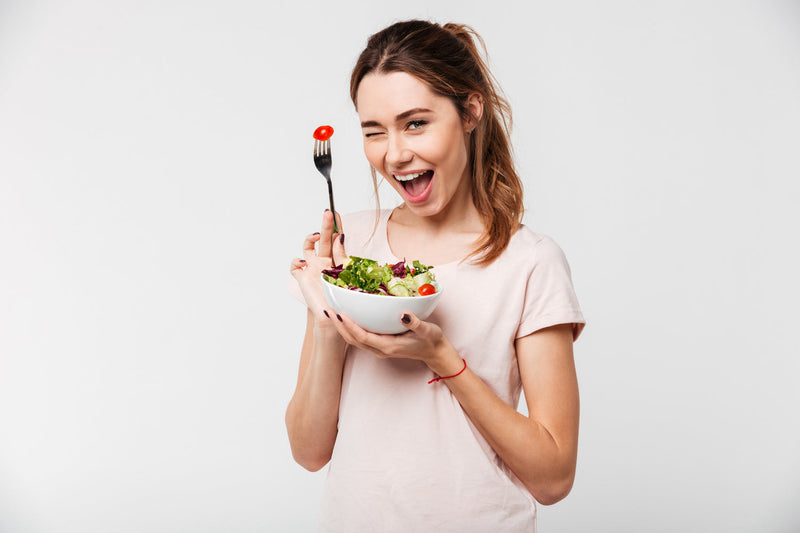 Frau isst Salat