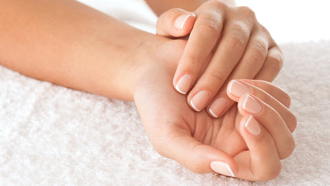Was ist Kollagen: zwei Hände mit gesunden Fingernägeln