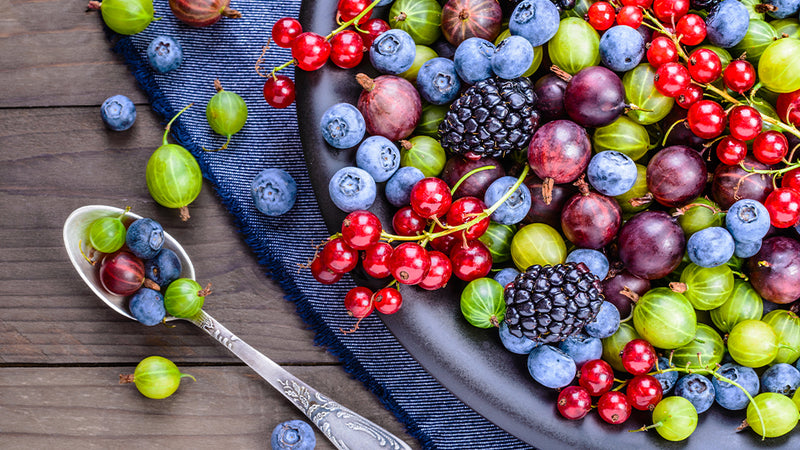 Ein Teller voll mit bunten verschiedenen Beeren