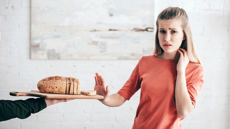 Frau lehnt ein Brot ab