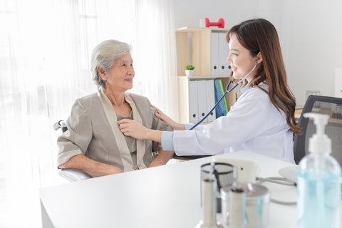 Ärztin untersucht die Atmung einer Patientin