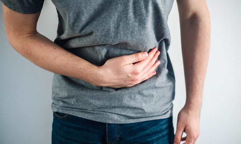 Person hält sich Hand vor den Bauch