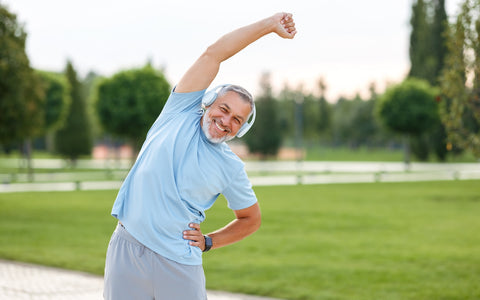 Mann in Sportsachen dehnt sich