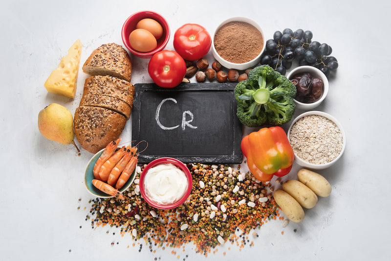 Chrom einnehmen: Schild mit Aufschrift Cr und darum verschiedene Lebensmittel