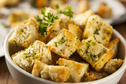 Eine Schale mit Croutons