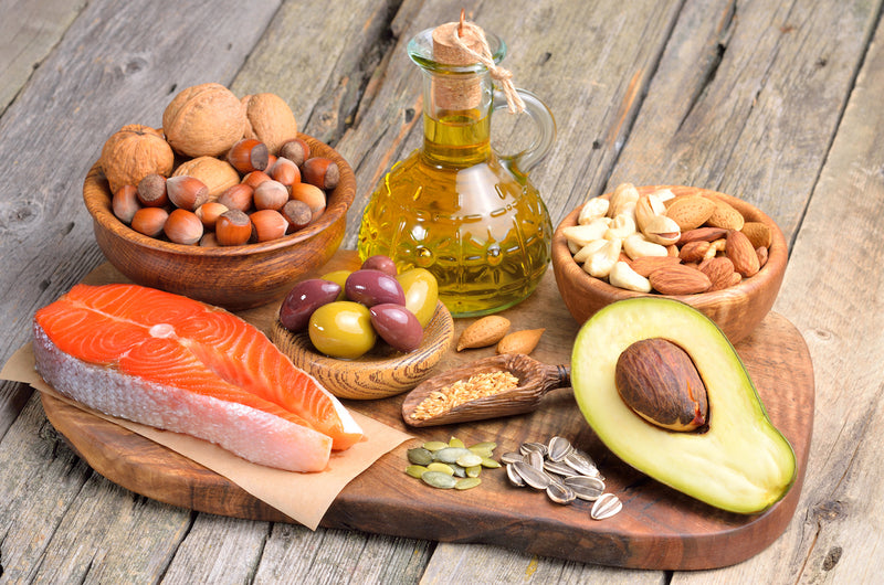 Vitamin D-Einnahme: Lebensmittel mit gesunden Fetten (Lachs, Avocado, Nüsse, Öl usw.)