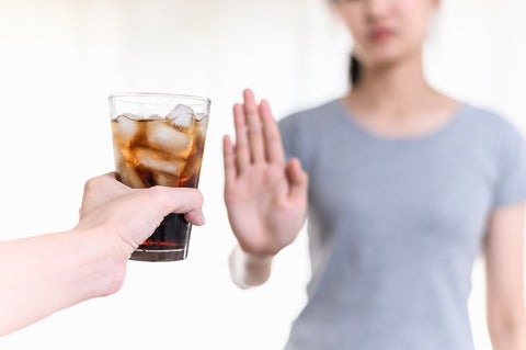 Frau lehnt Glass Cola ab