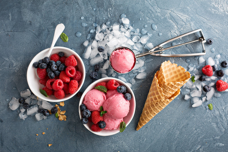 Protein Eis: Selbstgemachtes Fruchteis mit Früchten in einer Schüssel