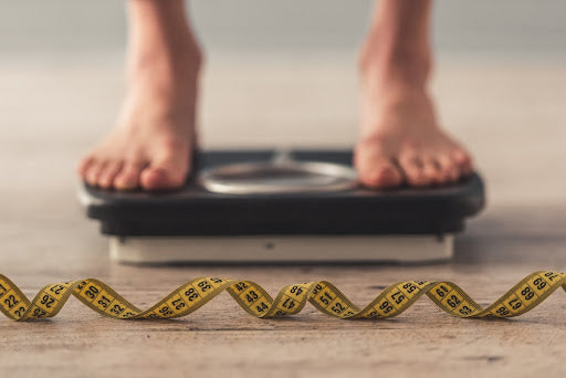 Wechseljahre Gewichtszunahme: Waage und Maßband