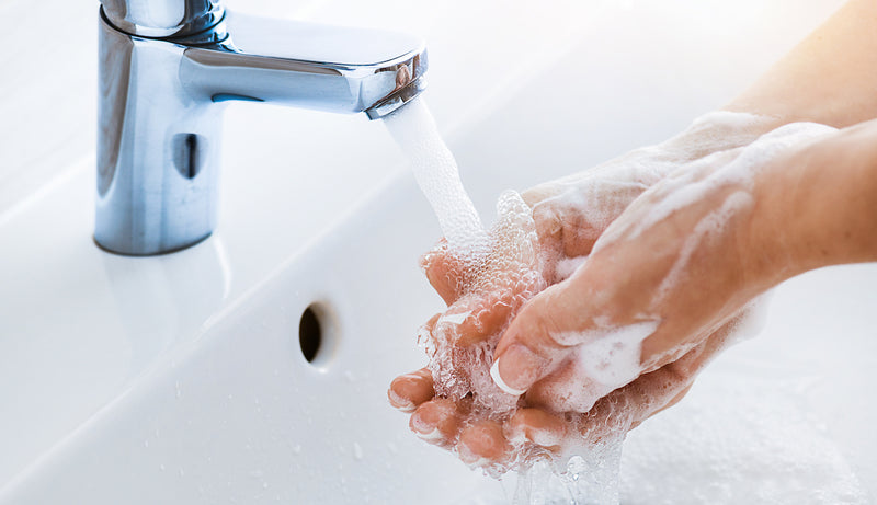 Hände waschen am Wasserhahn