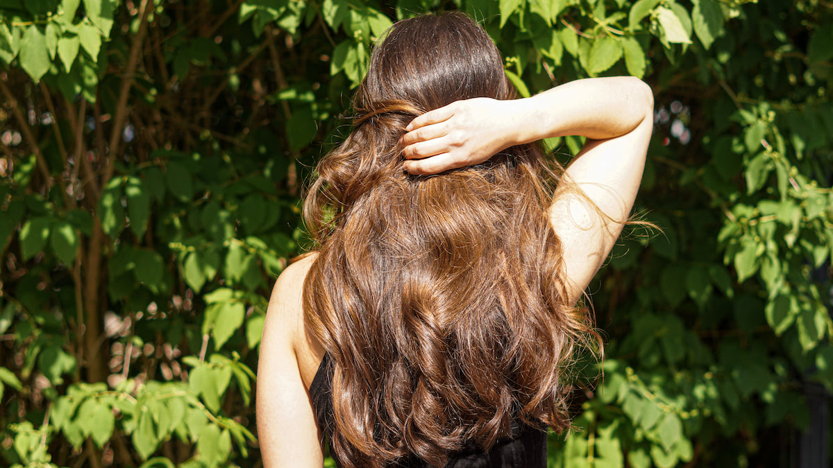 Frau zeigt ihre Haare von hinten