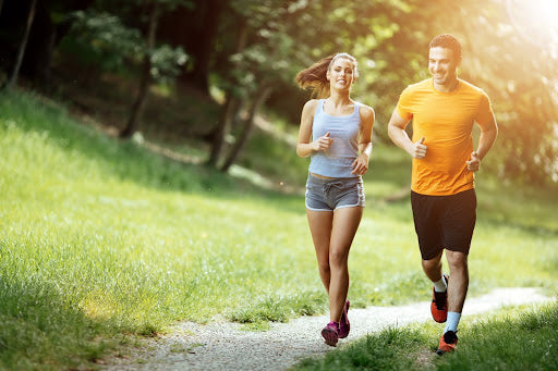 Mann und Frau joggen zusammen