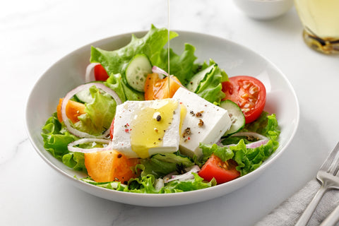 Ein Salat mit einer großen Menge Hirtenkäse
