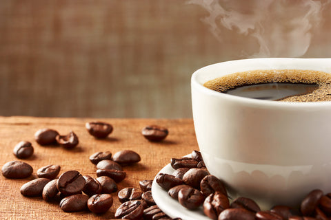 Tasse Kaffee mit Kaffeebohnen