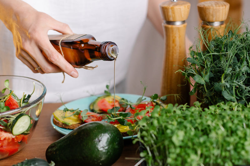 Longevity: Öl wird über einen Salat gegossen