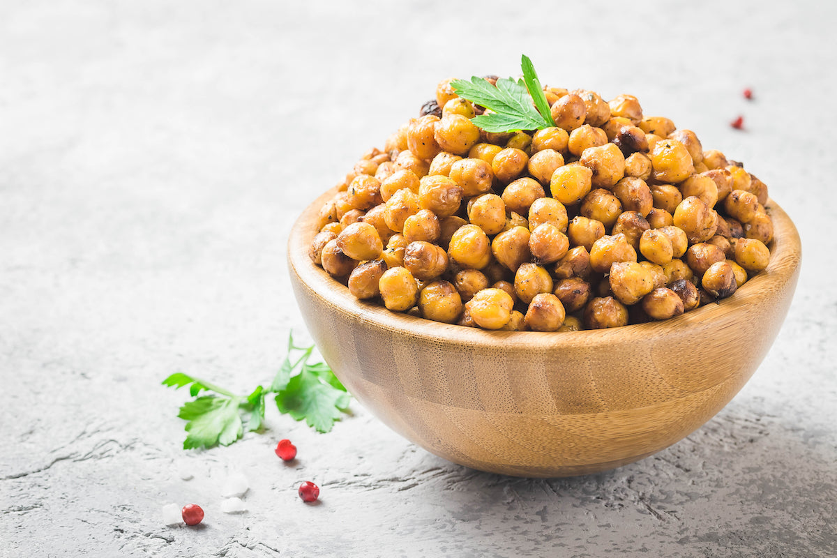 Gesunde Snacks für abends: Eine Schale mit gerösteten Kichererbsen