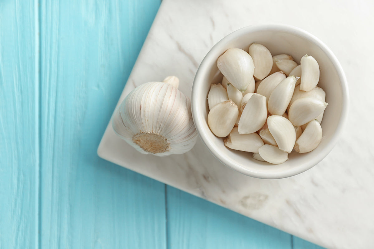Knoblauchzehen in einer Schale