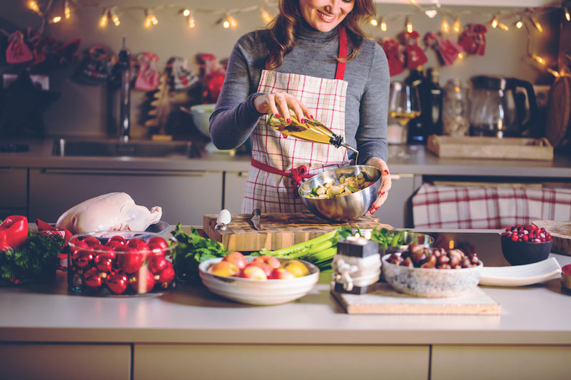 Frau kocht an Weihnachten mit gesunden Zutaten