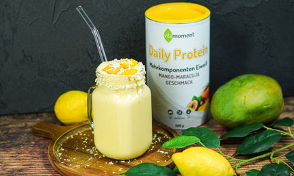 Gesund abnehmen ohne Jojo-Effekt: Kokos-Mango Proteinshake mit dem VitaMoment Daily Protein Mango-Maracuja