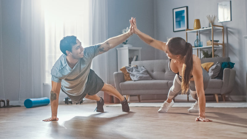Gesunde Gewohnheiten: Mann und Frau machen zusammen ein Workout
